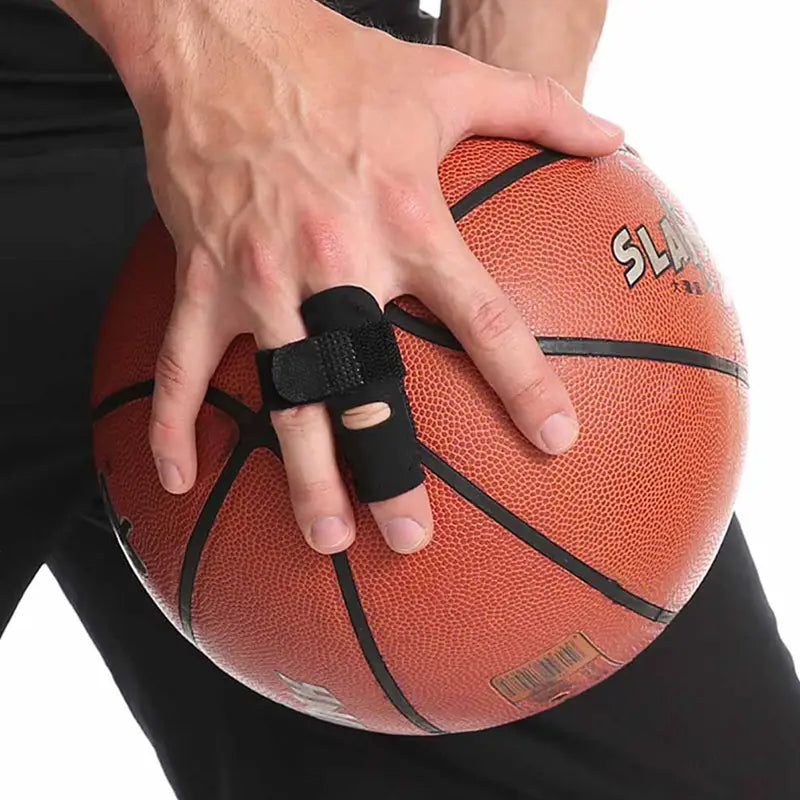 Denna justerbara fingerskena passar perfekt till basket.