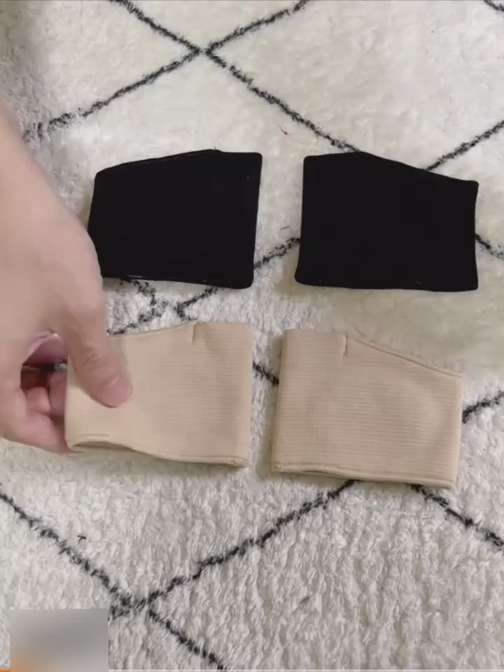 Video som visar tryckavlastande fotdynor i beige och svart färg samt deras mjuka, elastiska material