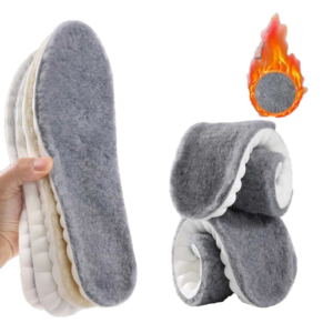 Varma sulor i grå plysch som håller fötterna varma under vintern