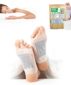 Person som sover med detox-fotplåster fästa under fotsulorna – paket med naturliga fotplåster visas i bakgrunden.