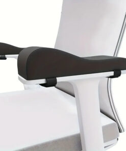 Ergonomiska armstödskuddar i mjukt minnesskum monterade på kontorsstol för ökad komfort vid datorarbete