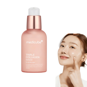 Flaska med trippel kollagen ansiktsserum bredvid en kvinna som applicerar serum på kinden